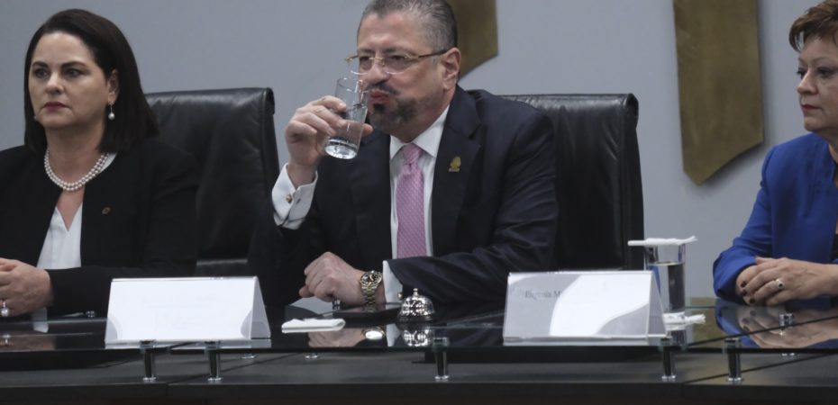 Chaves responde al pedido del TSE de levantar la privacidad

 – La nación