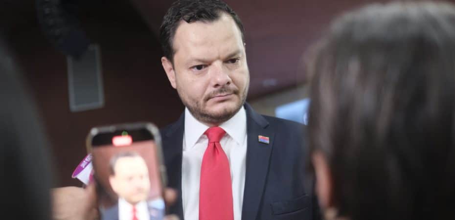 El candidato apuesta por los indecisos y el debate sería su fuerte

 – La nación