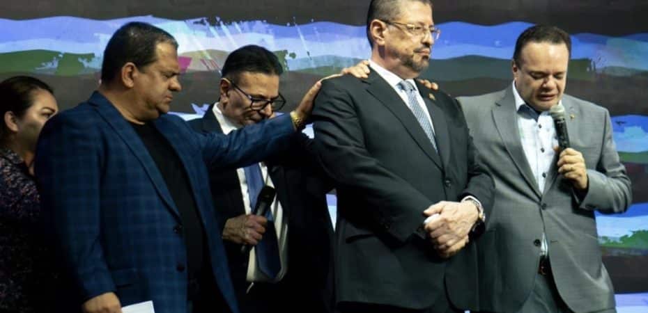 Chaves se compromete con evangélico para cambiar las normas técnicas del aborto antes del 15 de octubre

 – La nación