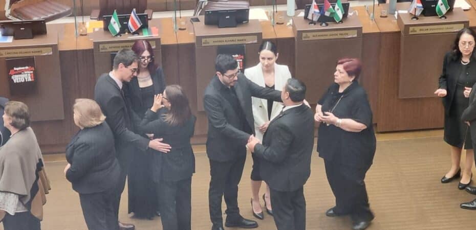 Un pleno del Legislativo rindió homenaje a Ericka Benavides, concejal del PLP fallecida en accidente de tránsito en Palmares.
 – La nación