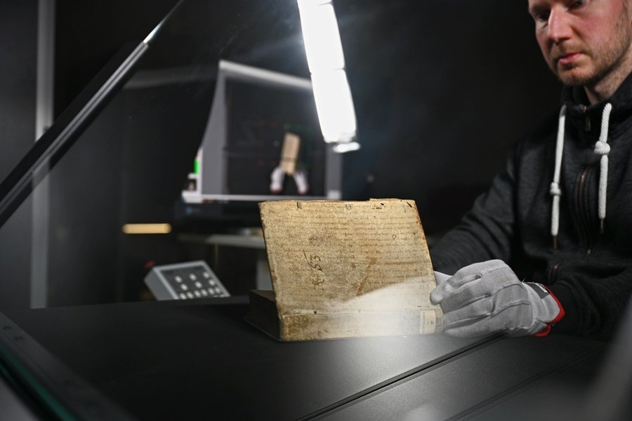 Pergamino de 1.100 años encontrado durante la digitalización de la biblioteca

 – La nación