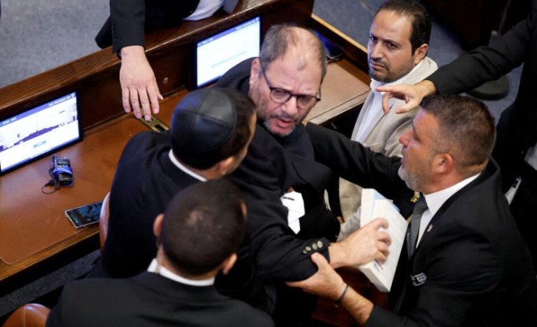 Así fueron expulsados dos delegados israelíes después de que el discurso de Trump fuera interrumpido y gritado ‘terrorista’
– La nación