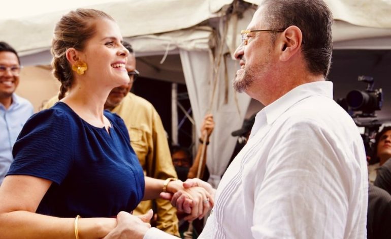 Condenan a Chaves por presuntamente electa Laura Fernández en actos de gobierno
– La nación