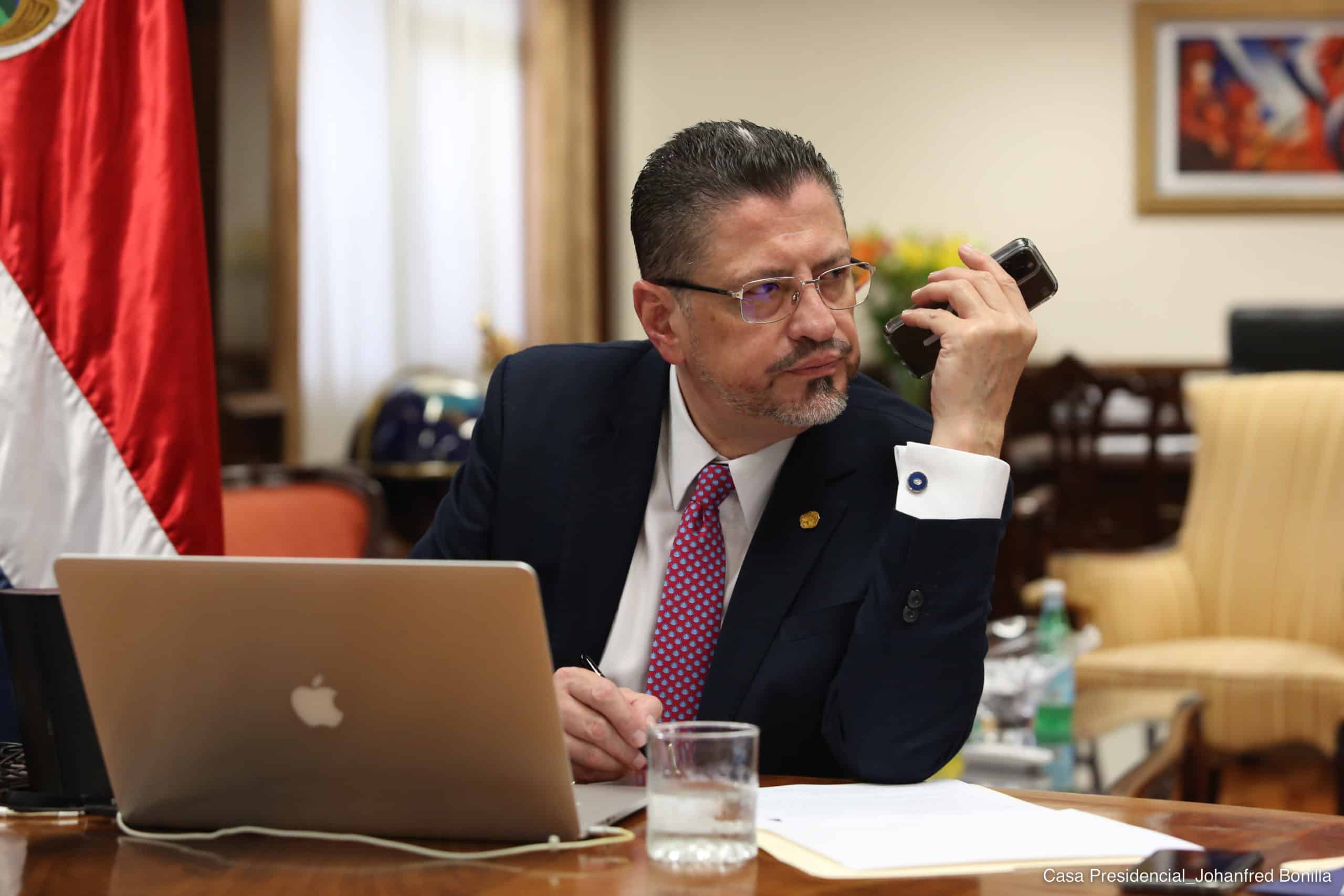 –  CR “Es una tontería”, dice Chaves sobre denuncia de supuestas ofertas del Inamu en el caso Randall Zúñiga

 – La nación