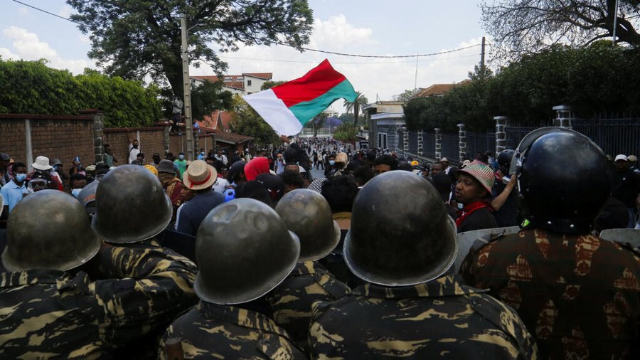 Soldados se rebelan y llaman a desobedecer órdenes de disparar contra manifestantes

 – La nación