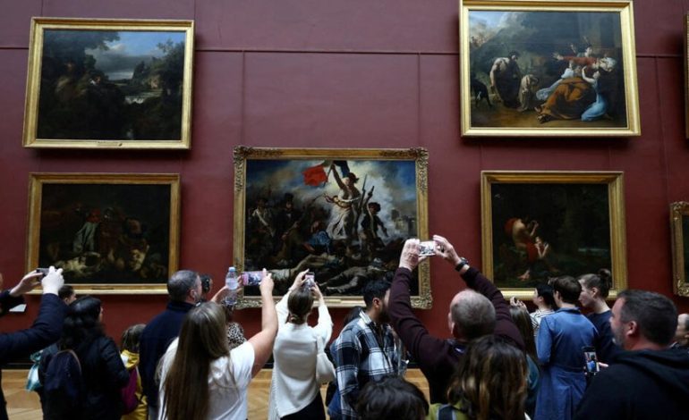 El Louvre reabre sus puertas tras un impactante robo; su director se enfrenta a un interrogatorio por parte del Senado
– La nación