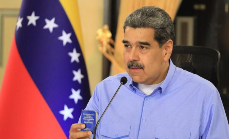 Maduro llama a crear una aplicación para que las personas denuncien “todo lo que ven, todo lo que oyen”.
– La nación