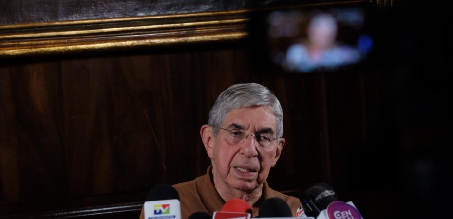 Oscar Arias pide al PLN corregir su vela y advierte que “no crean que los van a cegar a ciegas”

 – La nación