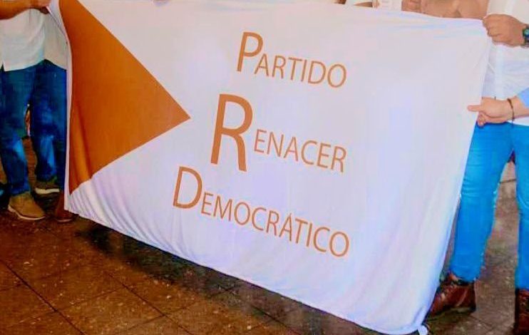 Delegado de Renacer Democrático ofrece ayuda contra el PLN por “trato desigual” del TSE
– La nación