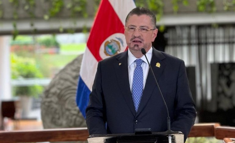 Chaves viajará el domingo a Estados Unidos para operarse de próstata
– La nación