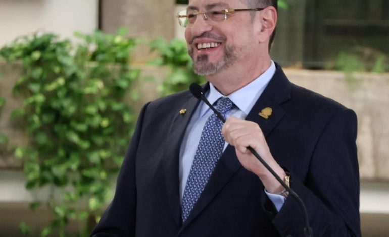 Rodrigo Chaves firma decreto que modifica norma de aborto terapéutico
– La nación