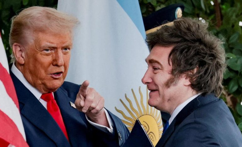 Trump justifica su ayuda a Argentina y formaliza un acuerdo por USD 20.000 millones
– La nación