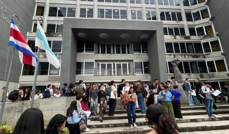 Diputados piden al gobierno acción inmediata ante amenazas en centros educativos
– La nación