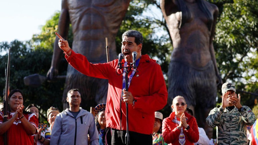 Maduro llama a formar brigadas militares indígenas para defender a Venezuela

 – La nación