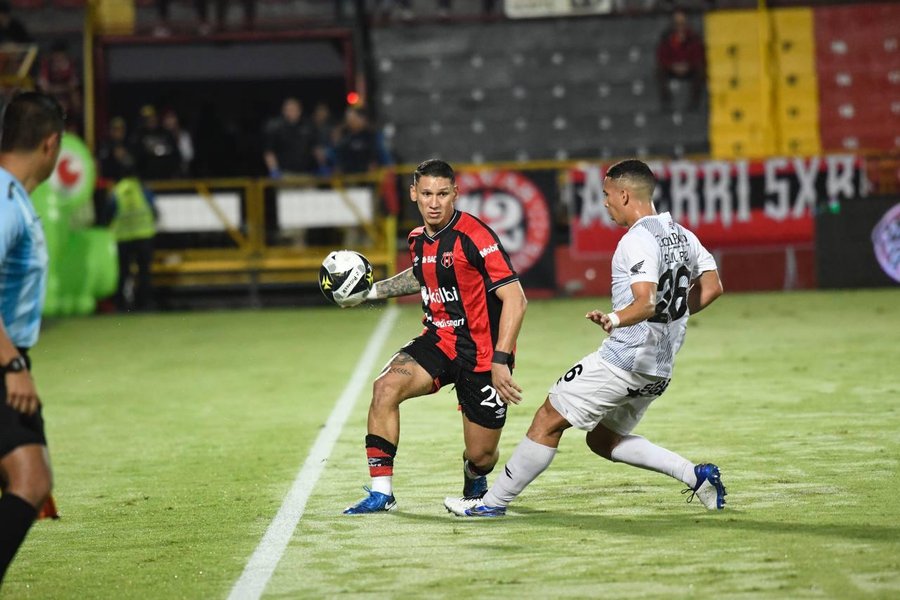 ¿Cómo sigue Fernando Piñar tras el traslado a hospital en juego Alajuelense – La nación