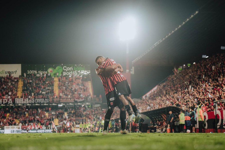 Alajuelense paseó al Saprissa en un clásico rojinegro desde antes de iniciar el juego – La nación