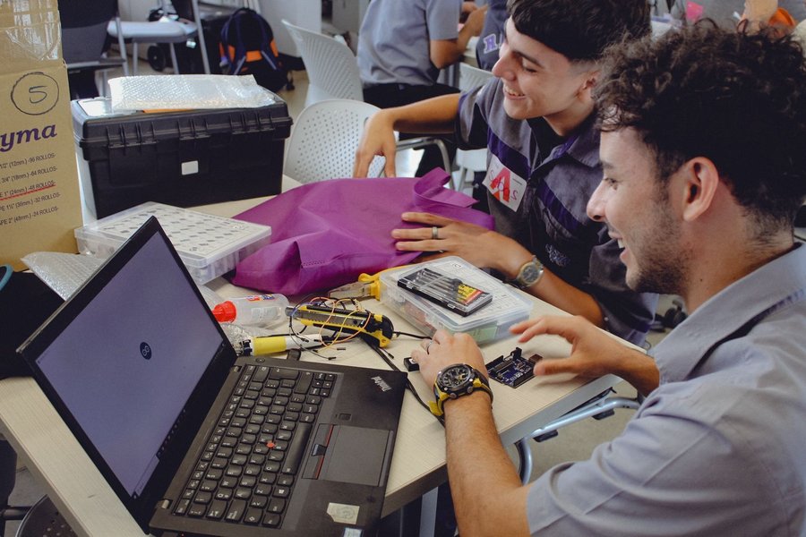 Jóvenes ticos sueñan con carreras que no tienen futuro en el país, según nuevo análisis

 – La nación