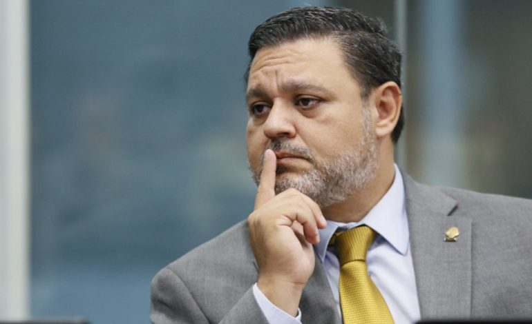 Gilberto Campos asegura que Laura Fernández ofrece una actuación política absurda
– La nación