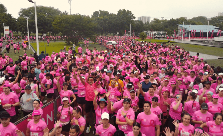 La carrera y la marcha contra el cáncer de mama reunieron a miles de participantes
– La nacion