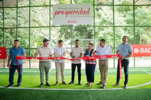 BAC impulsa el desarrollo de Sixaola con una nueva cancha sintética
– La nacion