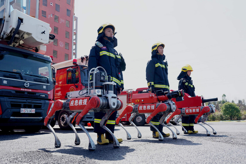 En China utilizan bomberos de metal. Quizás sean más útiles que los robot-camareros

 – La nación
