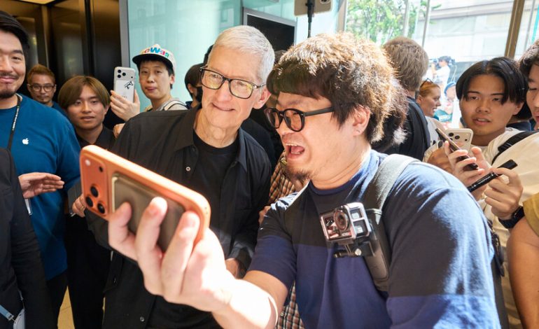 Creíamos que los días de Tim Cook en Apple estaban contados. Mark Gurman de Bloomberg acaba de cambiar completamente ese escenario

 – La nación