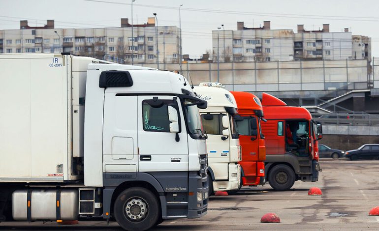 Dependen del transporte por carretera y faltan 3,6 millones de camioneros

 – La nación