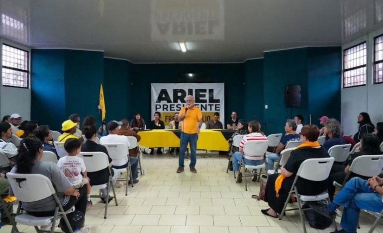 Ariel Robles celebra llenar salón comunitario en Hatillo 8

 – La nación