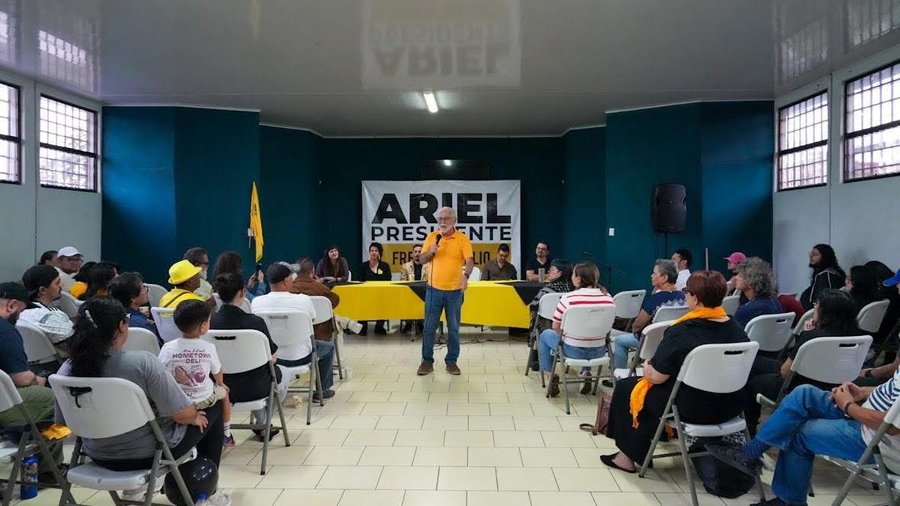 Ariel Robles celebra llenar salón comunitario en Hatillo 8

 – La nación
