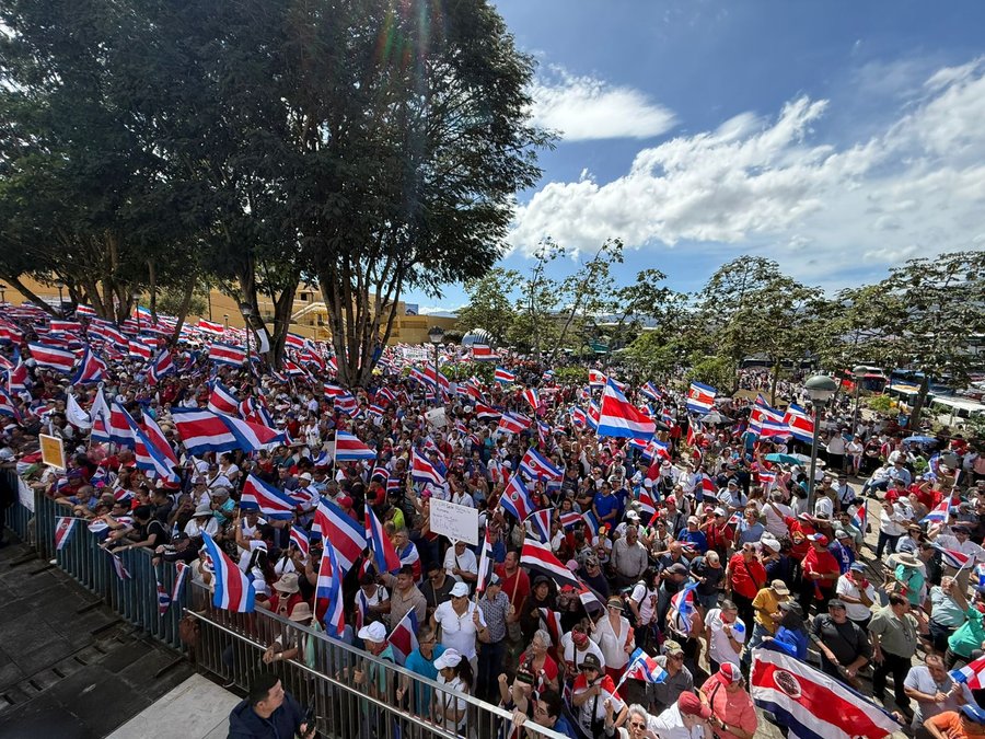 “No está solo”: costarricenses acompañan a Rodrigo Chaves en el Congreso este viernes

 – La nación