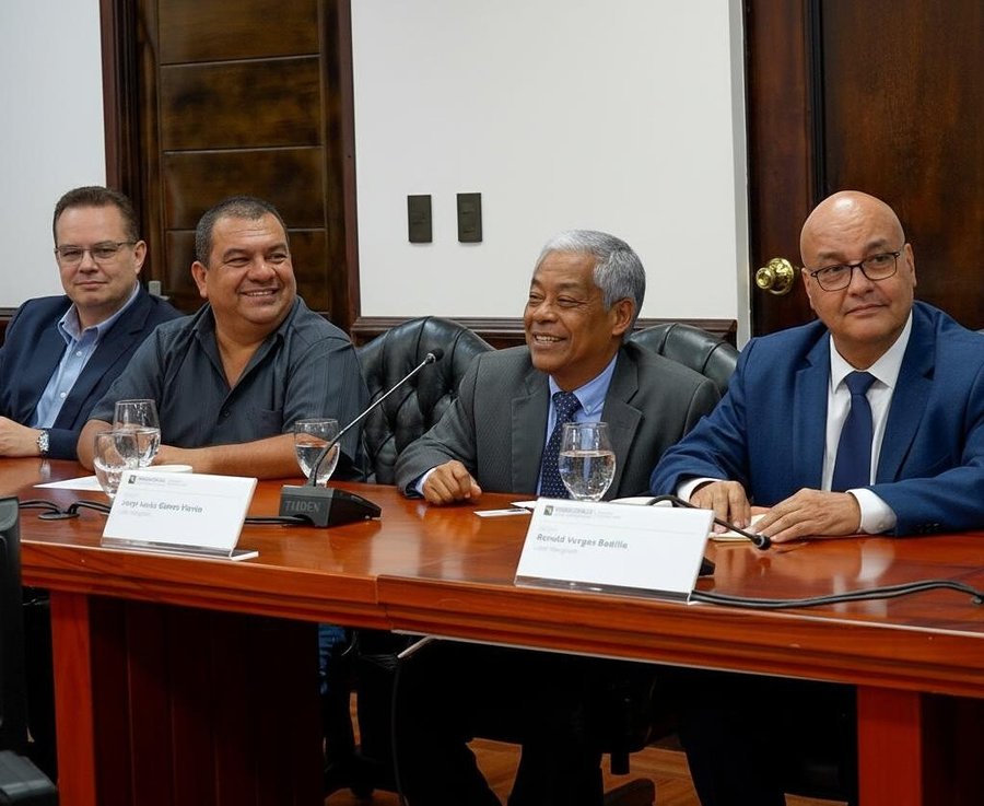 Chaves y líderes religiosos buscan garantizar difusión de la palabra de Dios en los medios

 – La nación