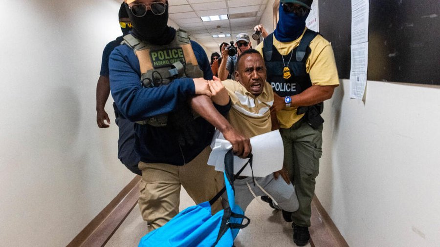 Trump está adoptando métodos brutales contra la inmigración ilegal

 – La nación