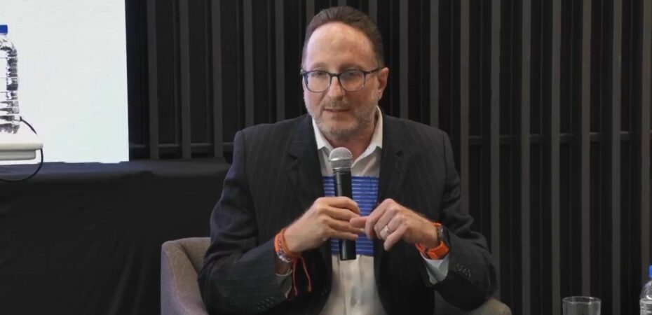 Eli Feinzaig regresa a los eventos públicos con cuatro costillas rotas

 – La nación