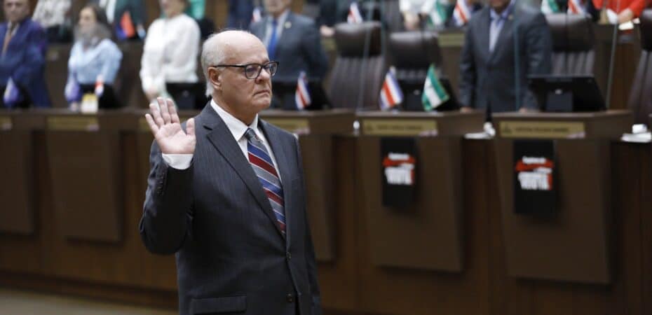 Juez Fernando Castillo juramentó para un nuevo período de 8 años en el Consejo Constitucional

 – La nación