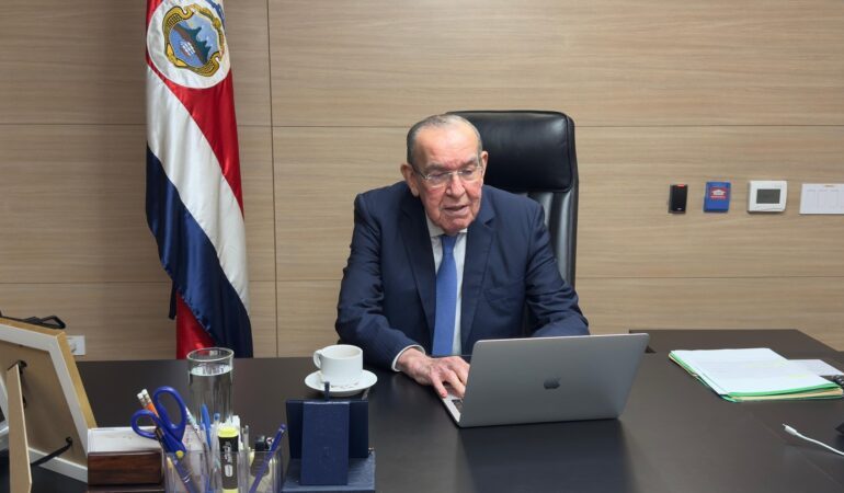 Rodrigo Arias volvió a trabajar en el Congreso un mes y medio después de ser operado

 – La nación