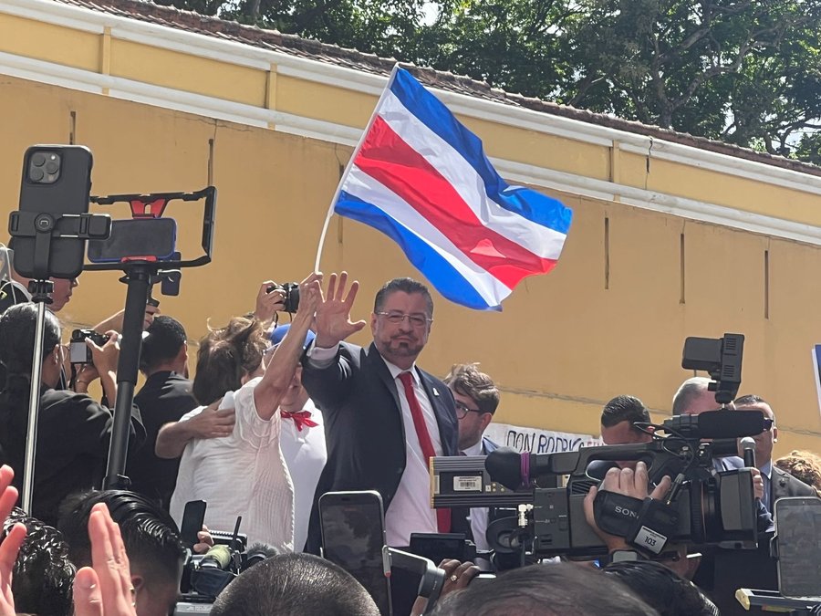 Hay gente tan estúpida que cree que atacándome van a influir en los votantes.

 – La nación