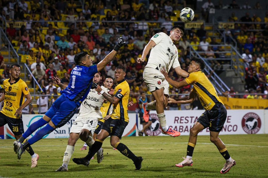 Alajuelense sigue líder y es el primer equipo clasificado a semifinales – La nación