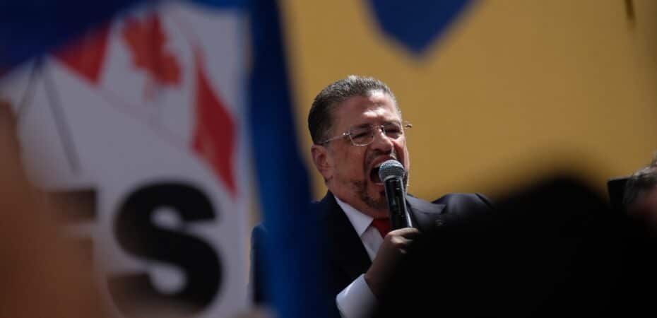 Cuatro candidatos presidenciales piden a Rodrigo Chaves detener la subasta de frecuencias de radio y televisión

 – La nación