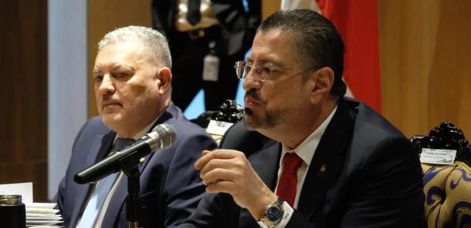 Rodrigo Chaves se levantó y salió de la agencia.

 – La nación