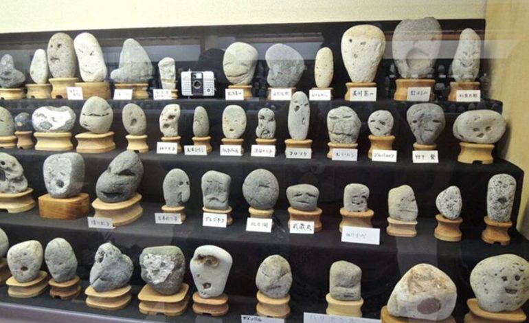 Por supuesto, hay un museo con más de 900 piedras con “rostro” de persona. Y por supuesto es en Japón.

 – La nación
