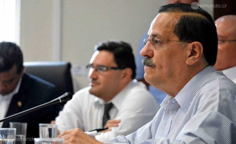 Albino Vargas cuestiona anuncio de aumento salarial y acusa al presidente Chaves de utilizarlo en un contexto electoral

 – La nación