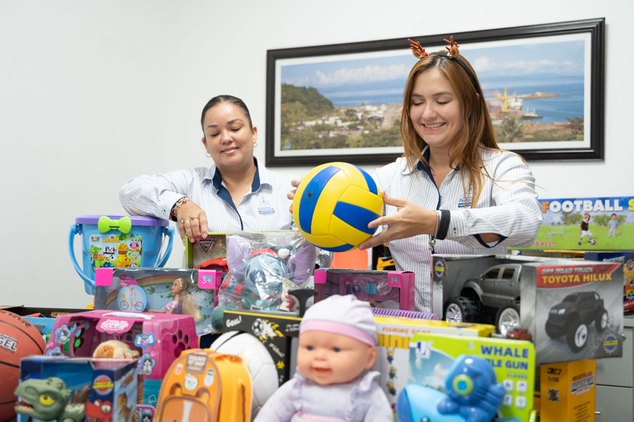 Sociedad Portuaria Caldera entrega 200 obsequios a la Asociación Obras del Espíritu Santo por su XXV Navidad Nacional

 – La nación