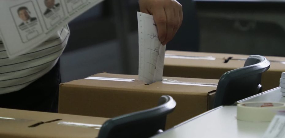 Voluntario del TSE trabajando el día de las elecciones –  CR

 – La nación