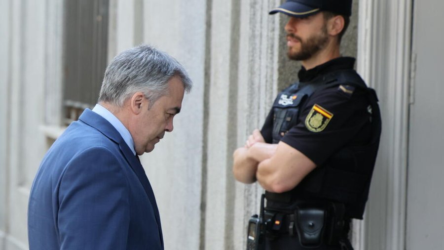 Investigado por corrupción, el ex número 3 del PSOE condena un procesamiento “típico de la Inquisición”

 – La nación