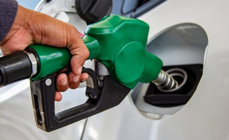 El precio de todos los combustibles que más se consumen en el país baja en diciembre

 – La nación