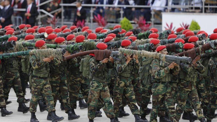 Maduro refuerza el ejército con 5.600 nuevos militares en plena tensión con Estados Unidos

 – La nación