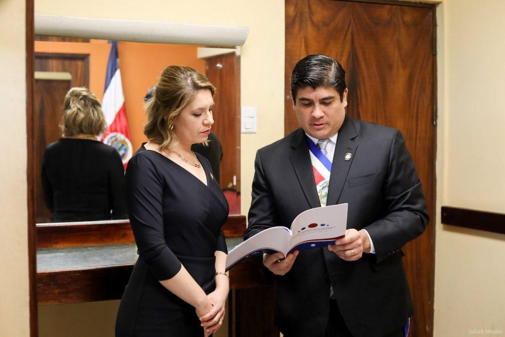 ¿Dónde está Carlos Alvarado mientras Claudia Dobles hace campaña? El expresidente asiste a un evento en Arabia

 – La nación