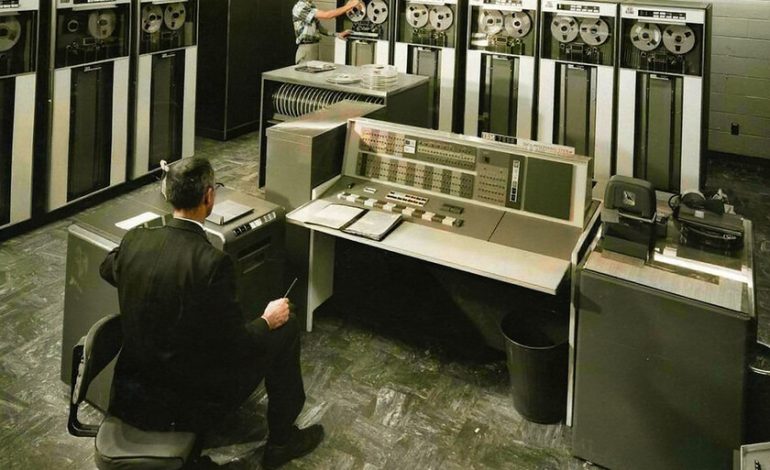 Hace 60 años tuvieron que literalmente “cortar” códigos en tarjetas perforadas.

 – La nación