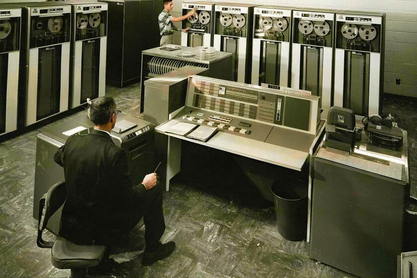 Hace 60 años tuvieron que literalmente “cortar” códigos en tarjetas perforadas.

 – La nación