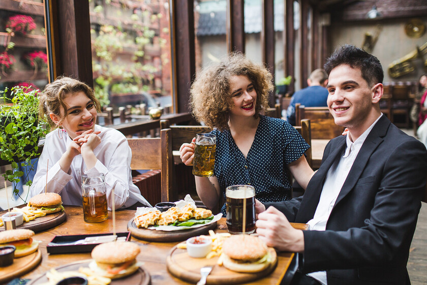 Hay gente que roba cucharas, servilletas o vasos en los restaurantes. Y para muchos se ha convertido en una carga económica.

 – La nación